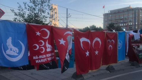 İzmit’in merkezini MHP bayraklarıyla donattılar